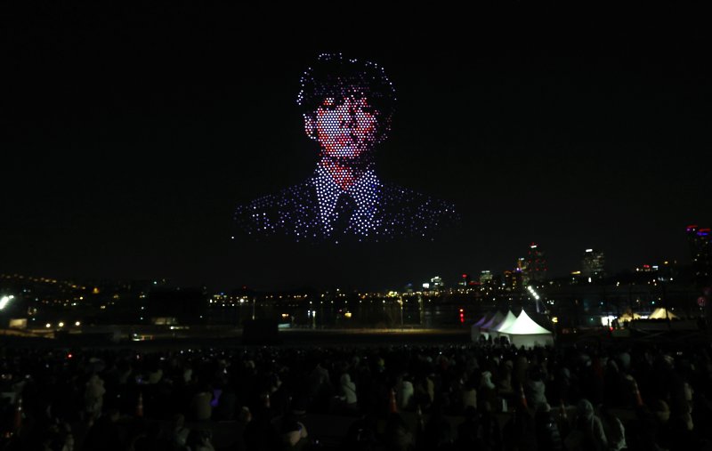 [서울=뉴시스] 박주성 기자 = 방탄소년단(BTS) 컴백 공연을 하루 앞둔 20일 오후 서울 광진구 뚝섬 한강공원에서 'BTS 컴백 드론 라이트쇼'가 진행되고 있다. 2026.03.20. park7691@newsis.com