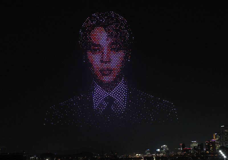 [서울=뉴시스] 박주성 기자 = 방탄소년단(BTS) 컴백 공연을 하루 앞둔 20일 오후 서울 광진구 뚝섬 한강공원에서 'BTS 컴백 드론 라이트쇼'가 진행되고 있다. 2026.03.20. park7691@newsis.com