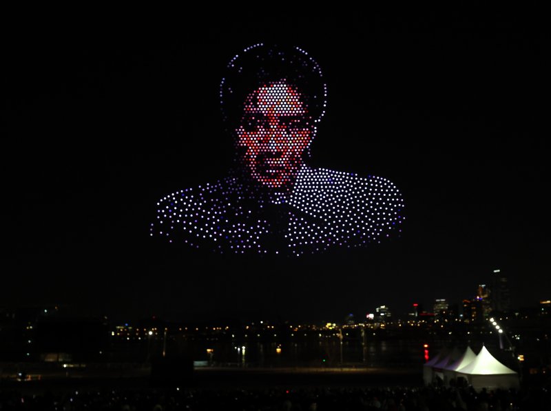 [서울=뉴시스] 박주성 기자 = 방탄소년단(BTS) 컴백 공연을 하루 앞둔 20일 오후 서울 광진구 뚝섬 한강공원에서 'BTS 컴백 드론 라이트쇼'가 진행되고 있다. 2026.03.20. park7691@newsis.com