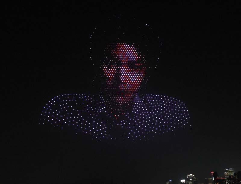 [서울=뉴시스] 박주성 기자 = 방탄소년단(BTS) 컴백 공연을 하루 앞둔 20일 오후 서울 광진구 뚝섬 한강공원에서 'BTS 컴백 드론 라이트쇼'가 진행되고 있다. 2026.03.20. park7691@newsis.com