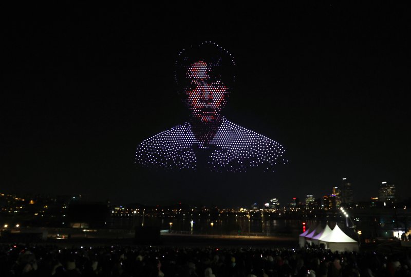 [서울=뉴시스] 박주성 기자 = 방탄소년단(BTS) 컴백 공연을 하루 앞둔 20일 오후 서울 광진구 뚝섬 한강공원에서 'BTS 컴백 드론 라이트쇼'가 진행되고 있다. 2026.03.20. park7691@newsis.com