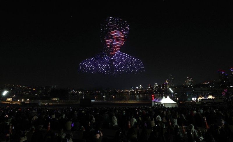 [서울=뉴시스] 박주성 기자 = 방탄소년단(BTS) 컴백 공연을 하루 앞둔 20일 오후 서울 광진구 뚝섬 한강공원에서 'BTS 컴백 드론 라이트쇼'가 진행되고 있다. 2026.03.20. park7691@newsis.com
