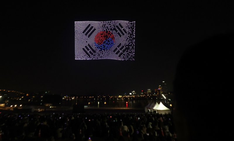 [서울=뉴시스] 박주성 기자 = 방탄소년단(BTS) 컴백 공연을 하루 앞둔 20일 오후 서울 광진구 뚝섬 한강공원에서 'BTS 컴백 드론 라이트쇼'가 진행되고 있다. 2026.03.20. park7691@newsis.com