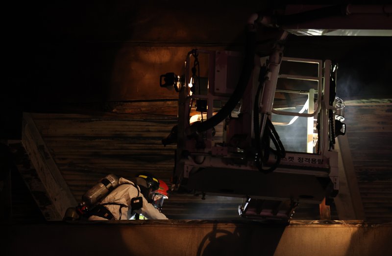 20일 오후 1시17분께 대전 대덕구 문평동 자동차 부품공장에서 발생한 대형 화재로 14명 실종, 소방대원들이 인명 수색을 하고 있다. 2026.3.21 ⓒ 뉴스1 김기태 기자