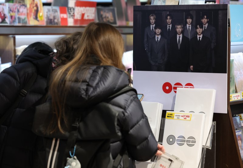[서울=뉴시스] 조성우 기자 = 20일 오후 서울 종로구 교보문고 광화문점에서 고객이 방탄소년단(BTS) 5집 앨범 '아리랑'을 살펴보고 있다. 2026.03.20. xconfind@newsis.com