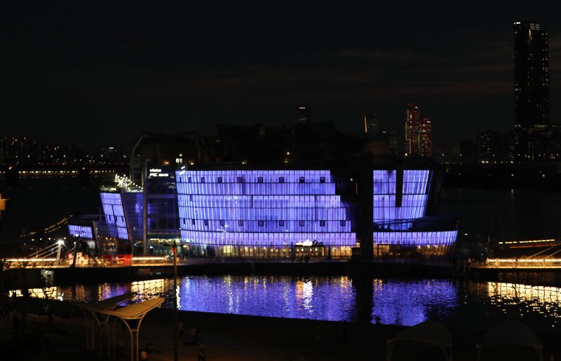 12일 오후 서울 한강 세빛섬이 방탄소년단(BTS) 데뷔 10주년을 맞이해 ARMY 상징색인 보랏빛 조명을 밝히고 있다. 서울시는 방탄소년단 데뷔 10주년 페스타(FESTA)를 기념해 세빛섬을 비롯한 서울시청, 남산서울타워, DDP, 한강다리 등 랜드마크를 25일까지 보라빛 경관조명으로 밝힌다고 밝혔다. 2023.6.12 ⓒ 뉴스1 박세연 기자