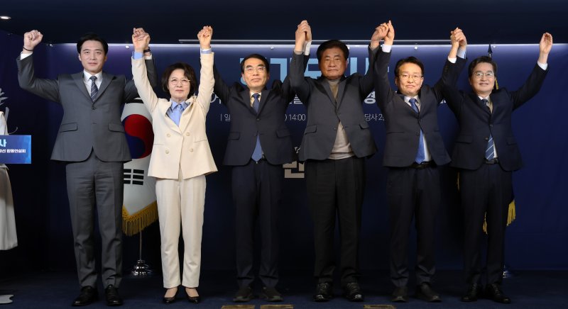 [서울=뉴시스] 조성봉 기자 = 더불어민주당 경기도지사 경선 후보인 한준호(왼쪽부터), 추미애 의원, 양기대 전 의원, 소병훈 중앙당 선거관리위원장, 권칠승 의원, 김동연 경기도지사가 15일 오후 서울 여의도 더불어민주당사에서 열린 제9회 전국동시지방선거 경기도지사 후보자 검증을 위한 온라인 합동연설회에서 기념촬영을 하고 있다. (공동취재) 2026.03.15. photo@newsis.com