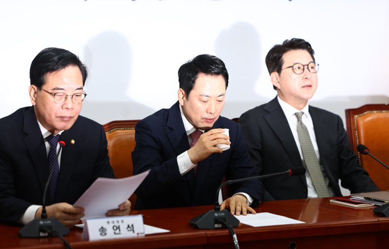 [서울=뉴시스] 김명년 기자 = 장동혁 국민의힘 대표가 16일 오전 서울 여의도 국회에서 열린 최고위원회의에서 물을 마시고 있다. 2026.03.16. kmn@newsis.com