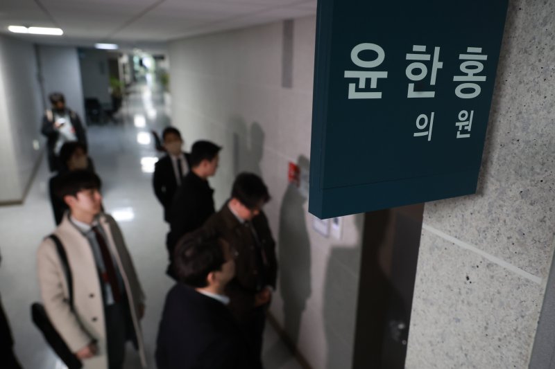 [서울=뉴시스] 고승민 기자 = 2차 종합특검(권창영 특별검사) 관계자들이 16일 서울 여의도 국회 윤한홍 국민의힘 의원실을 압수수색하기 전 대기하고 있다. 2026.03.16. kkssmm99@newsis.com