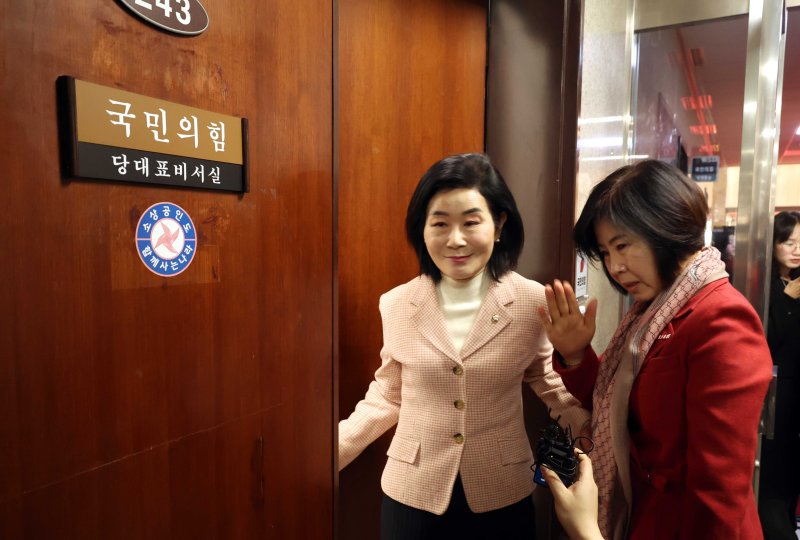 [서울=뉴시스] 조성봉 기자 = 김희정, 김미애(오른쪽) 국민의힘 의원이 부산시장 후보 경선 관련 장동혁 대표와의 면담을 위해 17일 오전 서울 여의도 국회 당대표실로 들어가고 있다. 이날 부산지역 의원들은 '(부산 지역은) 경선이 불가피하다는 의견을 장 대표에게 전달하기로 의견을 모았다. 2026.03.17. suncho21@newsis.com