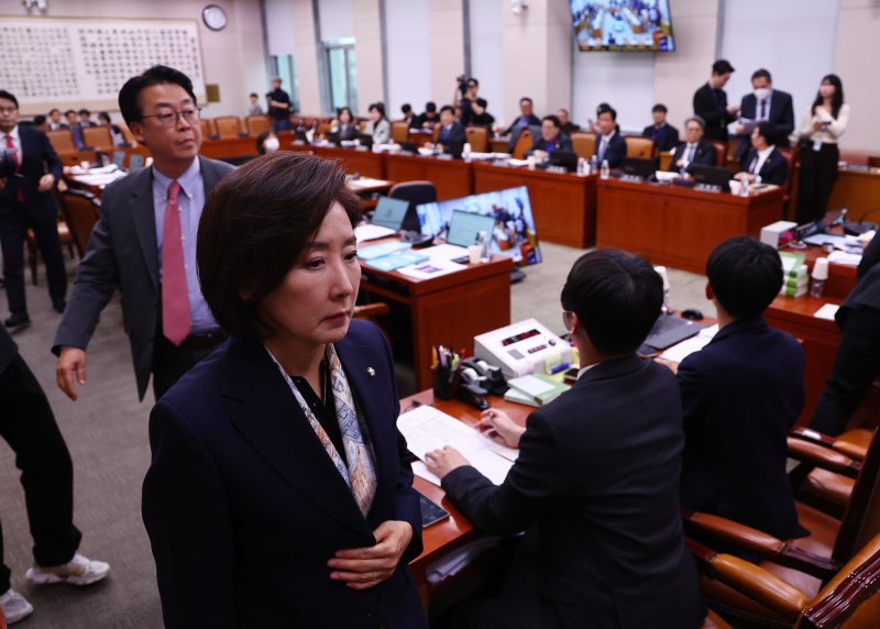 [서울=뉴시스] 김명년 기자 = 나경원 국민의힘 의원이 18일 서울 여의도 국회에서 열린 법제사법위원회 전체회의에서 중대범죄수사청 설치법 의결 전 이석하고 있다. 2026.03.18. kmn@newsis.com