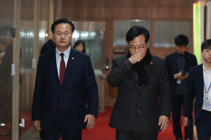 [서울=뉴시스] 고승민 기자 = 국민의힘 송언석 원내대표와 유상범 원내운영수석부대표가 18일 서울 여의도 국회에서 우원식 의장과 대화 후 의장실을 나서고 있다. 2026.03.18. kkssmm99@newsis.com