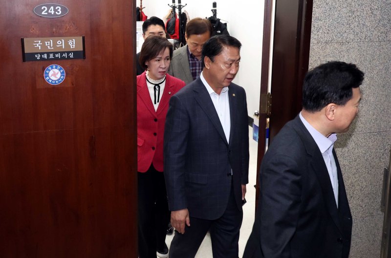 [서울=뉴시스] 조성봉 기자 = 이이선 국민의힘 의원을 비롯한 대구지역 의원들이 18일 오후 서울 여의도 국회에서 대구시장 경선 관련 장동혁 대표와 면담을 마치고 밖으로 나서고 있다. 앞부터 김승수, 김위상, 이인선, 김기웅 의원, 박준태 당대표 비서실장. 2026.03.18. suncho21@newsis.com