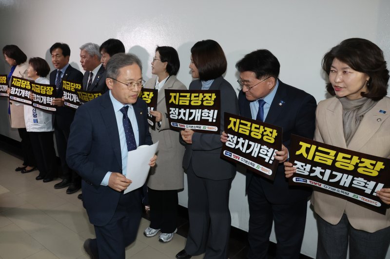 [서울=뉴시스] 고승민 기자 = 조국혁신당 등 개혁진보 4당 의원들이 19일 서울 여의도 국회에서 열린 정치개혁특별위원회 전체회의 시작 전 특위에 참석하는 송기헌 특위 위원장 등 의원들을 향해 피켓시위를 하고 있다. 2026.03.19. kkssmm99@newsis.com