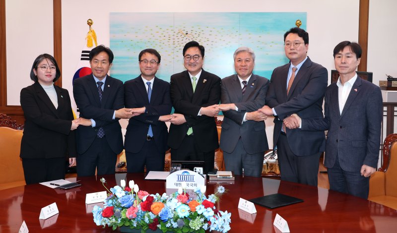 [서울=뉴시스] 김명년 기자 = 우원식 국회의장이 19일 국회의장실에서 원내 6개 정당 원내대표들과 회동하기에 앞서 기념 촬영을 하고 있다. 왼쪽부터 기본소득당 용혜인 원내대표, 진보당 윤종오 원내대표, 더불어민주당 한병도 원내대표, 우원식 국회의장, 조국혁신당 서왕진 원내대표, 개혁신당 천하람 원내대표, 사회민주당 한창민 원내대표.(공동취재) 2026.03.19. photo@newsis.com