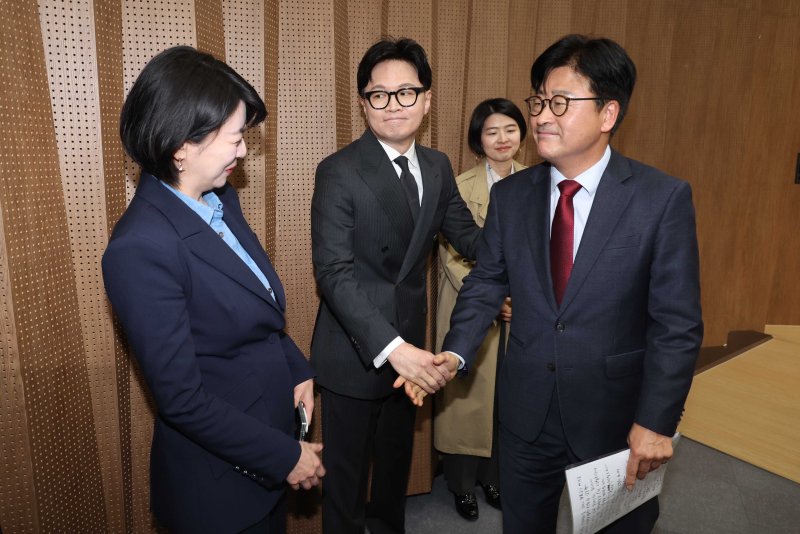 [서울=뉴시스] 조성봉 기자 = ‘탈당 권고(사실상 제명)’의 징계 효력이 정지된 김종혁 전 최고위원이 20일 오후 서울 여의도 국회 소통관에서 입장 발표 기자회견을 마치고 한동훈 전 대표를 비롯한 친한계 의원들과 인사를 하고 있다. 서울남부지법은 이날 김 전 최고위원이 국민의힘을 상대로 낸 징계 효력정지 가처분 신청을 인용했다. 2026.03.20. suncho21@newsis.com