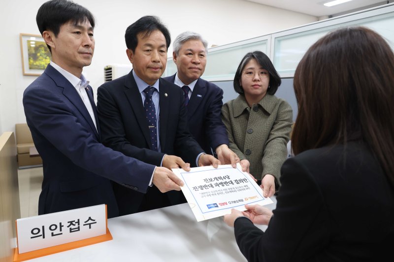 [서울=뉴시스] 조성봉 기자= 한창민(왼쪽부터) 사회민주당 대표, 윤종오 진보당 원내대표, 서왕진 조국혁신당 원내대표, 용혜인 기본소득당 대표가 20일 오후 서울 여의도 국회 의안과에 '진보개혁 4당, 전쟁반대 파병반대 결의안'을 제출하고 있다. 2026.03.20. suncho21@newsis.com