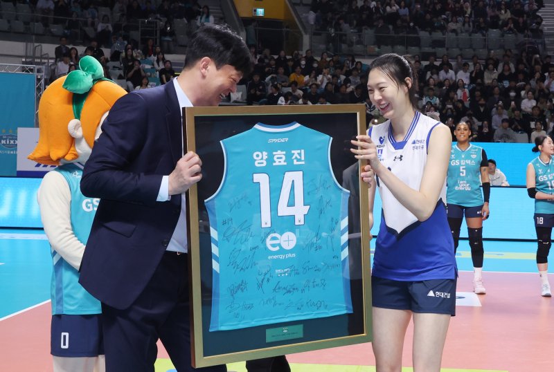 은퇴 기념 유니폼 액자를 전달 받은 양효진(오른쪽) 2026.3.18 ⓒ 뉴스1 박지혜 기자