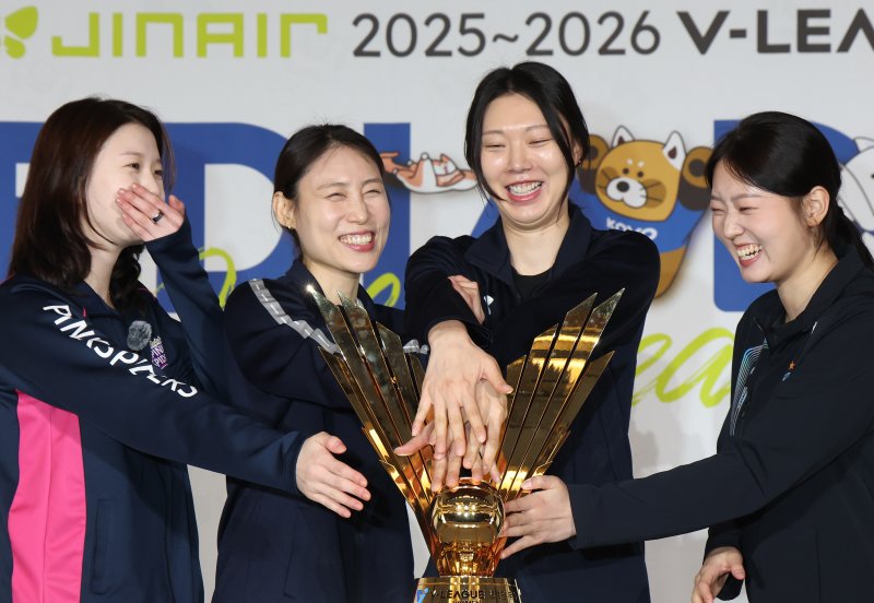 20일 오후 서울 강남구 호텔리베라청담에서 열린 프로배구 진에어 2025-2026 V리그 포스트시즌 미디어데이에서 여자부 참가팀 선수들이 우승 트로피 앞에서 익살스럽게 기념촬영을 하고 있다. 왼쪽부터 흥국생명 이다현, 한국도로공사 배유나, 현대건설 양효진, GS칼텍스 권민지. 2026.3.20 ⓒ 뉴스1 오대일 기자