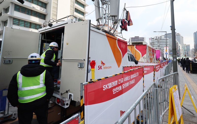 [서울=뉴시스] 조성우 기자 = 방탄소년단(BTS) 컴백 공연을 하루 앞둔 20일 서울 종로구 광화문광장 인근에 통신사 이동식 기지국이 설치되어 있다. 2026.03.20. xconfind@newsis.com