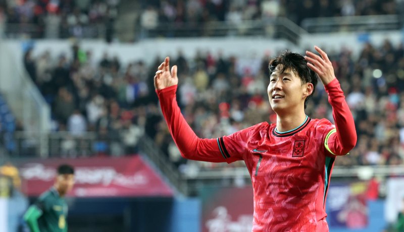 [대전=뉴시스] 강종민 기자 = 14일 오후 대전 유성구 대전월드컵경기장에서 열린 축구 국가대표팀 평가전 대한민국과 볼리비아의 경기에서 선취골을 넣은 손흥민이 기뻐하고 있다. 2025.11.14. ppkjm@newsis.com