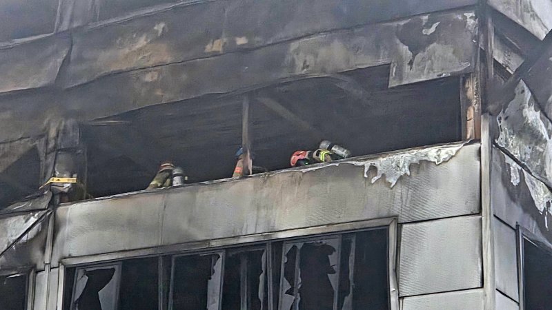 21일 오전 7시30분, 대전 문평동 자동차 부품 화재 현장에서 소방대원들이 수색을 하고 있다. 뉴시스