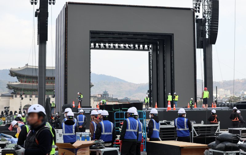 깁스 투혼 RM, 광화문 '아리랑' 울린다…부상도 꺾지 못한 의지 [BTS 컴백]