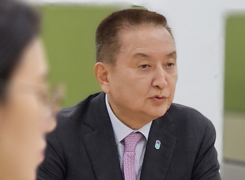 [청주=뉴시스] 이도근 기자 =김영환 충북지사가 20일 청주시 상당구 문화동 충북도청 기자실에서 검찰의 구속 영장 반려 결정과 국민의힘 공천관리위원회의 컷오프 유지 발표에 대한 입장을 밝히고 있다. 2026.03.20. nulha@newsis.com