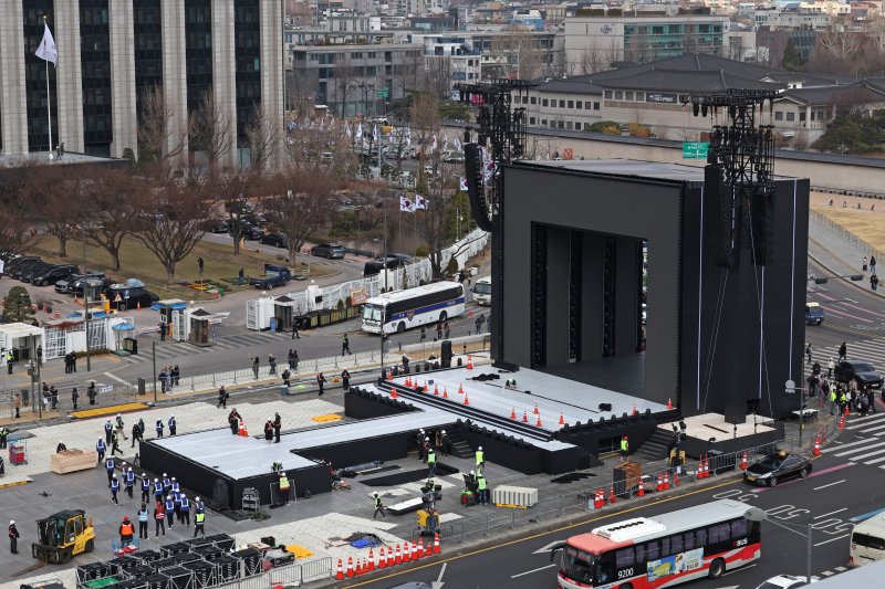 [서울=뉴시스] 박진희 기자 = BTS(방탄소년단)의 광화문 공연을 앞둔 20일 서울 광화문광장에서 공연 준비작업이 이뤄지고 있다. 2026.03.20. pak7130@newsis.com