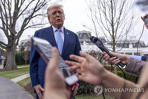 기자들 질문 받는 트럼프 대통령 (출처=연합뉴스)