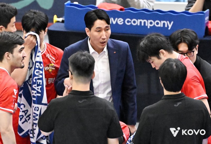 작전 지시하는 한국전력의 권영민 감독(중앙) (출처=연합뉴스)