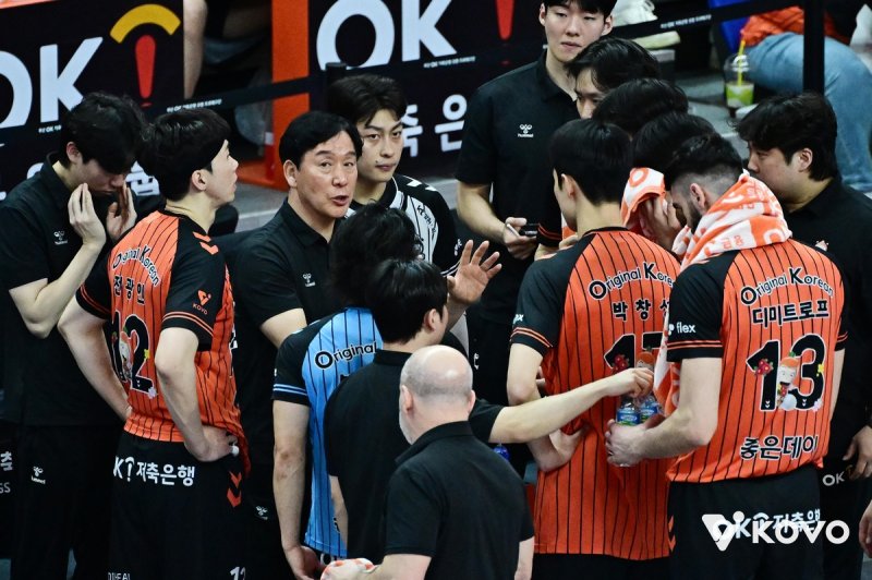 작전 지시하는 신영철 OK저축은행 감독(중앙) (출처=연합뉴스)