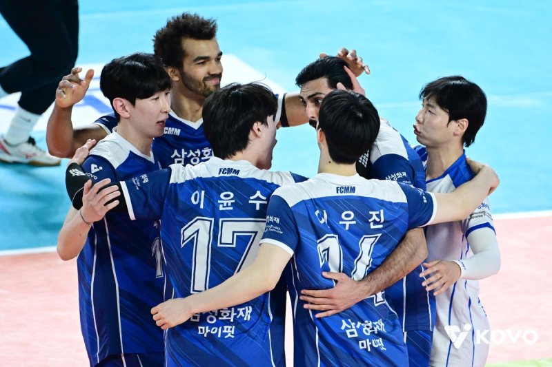 득점 후 기뻐하는 삼성화재 선수들 (출처=연합뉴스)