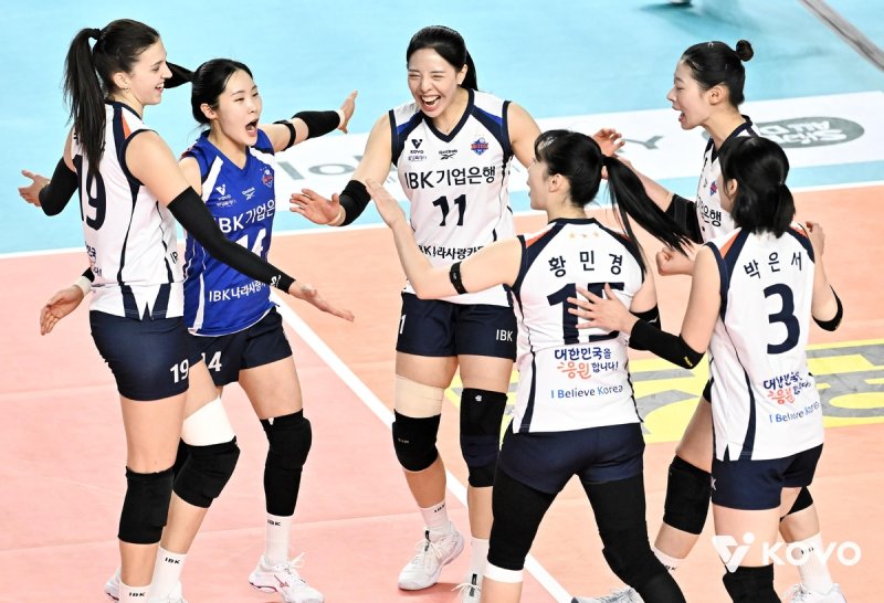 득점 후 기뻐하는 IBK기업은행 선수들 (출처=연합뉴스)