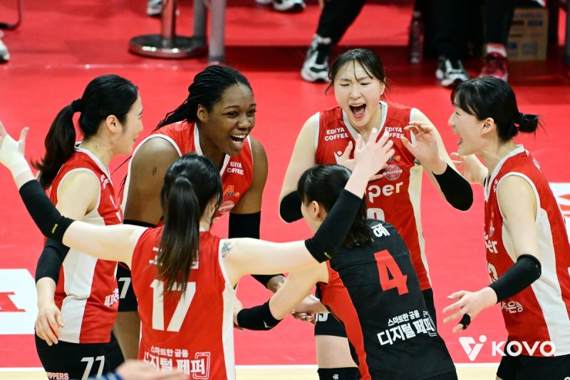 득점 후 기뻐하는 페퍼저축은행 선수들 (출처=연합뉴스)