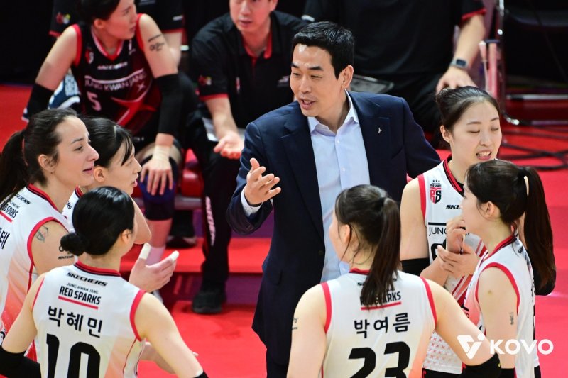 작전 지시하는 고희진 정관장 감독(중앙) (출처=연합뉴스)