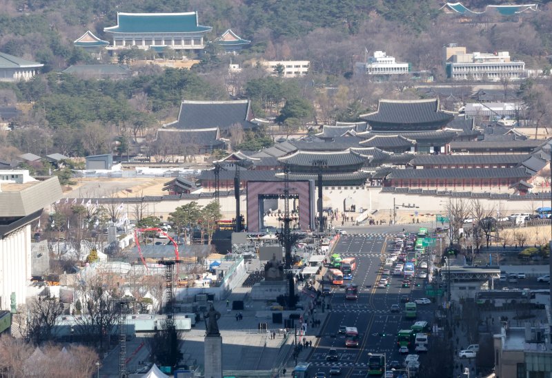 방탄소년단(BTS)의 공연을 이틀 앞둔 19일 서울 종로구 광화문광장에서 무대 준비가 진행되고 있다. 2026.3.19 ⓒ 뉴스1 권현진 기자