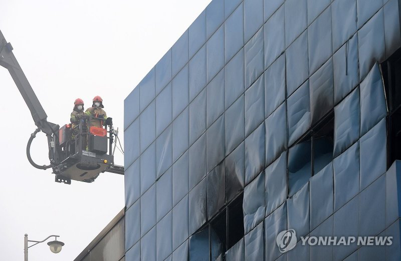 이어지는 수색작업 (출처=연합뉴스)