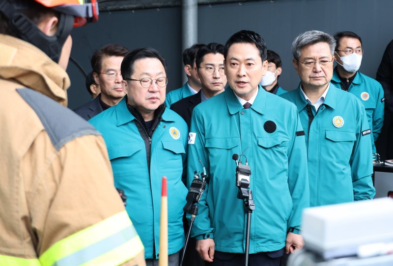 장동혁 국민의힘 대표가 21일 대형 화재로 인명피해가 발생한 대전 대덕구 자동차 부품 제조 공장을 찾아 현장에 대한 설명을 듣고 있다. (공동취재) 2026.3.21 ⓒ 뉴스1 김기태 기자