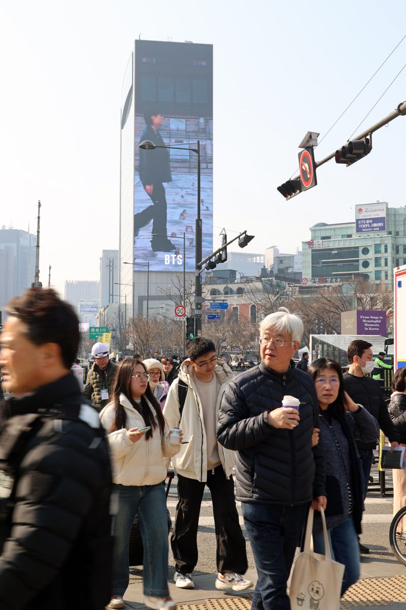 그룹 방탄소년단(BTS)이 정규 5집 '아리랑'(ARIRANG) 발매를 기념해 무료 공연 'BTS 컴백 라이브: 아리랑'(BTS THE COMEBACK LIVE｜ARIRANG)을 여는 21일 서울 광화문 광장 인근 전광판에 방탄소년단 관련 영상이 나오며 분위기를 고조하고 있다. 사진=서동일 기자