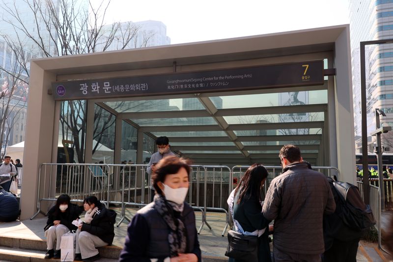 그룹 방탄소년단(BTS)이 정규 5집 '아리랑'(ARIRANG) 발매를 기념해 무료 공연 'BTS 컴백 라이브: 아리랑'(BTS THE COMEBACK LIVE｜ARIRANG)을 여는 21일 서울 광화문역 출구가 조기 폐쇄되어 있다. 사진=서동일 기자