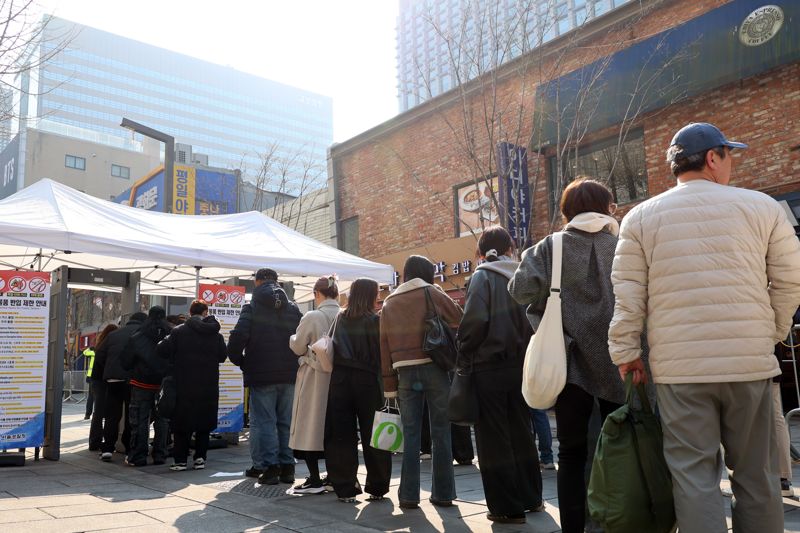그룹 방탄소년단(BTS)이 정규 5집 '아리랑'(ARIRANG) 발매를 기념해 무료 공연 'BTS 컴백 라이브: 아리랑'(BTS THE COMEBACK LIVE｜ARIRANG)을 여는 21일 서울 광화문 광장 입구에서 검문검색이 이뤄지고 있다. 사진=서동일 기자