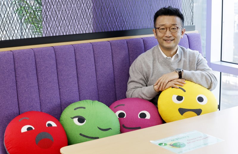 [서울=뉴시스] 김혜진 기자 = 이준환 아고다 동북아 대표가 25일 서울 중구 을지로 아고다 한국지사에서 뉴시스와 인터뷰에 앞서 포즈를 취하고 있다. 2026.02.25. jini@newsis.com