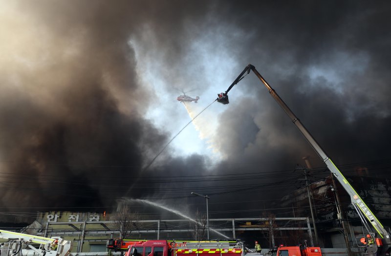 [대전=뉴시스] 강종민 기자 = 20일 오후 1시17분께 대전광역시 대덕구 문평동의 자동차 부품공장에서 화재가 발생해 소방헬기가 화재 진압을 하고 있다. 2026.03.20. ppkjm@newsis.com