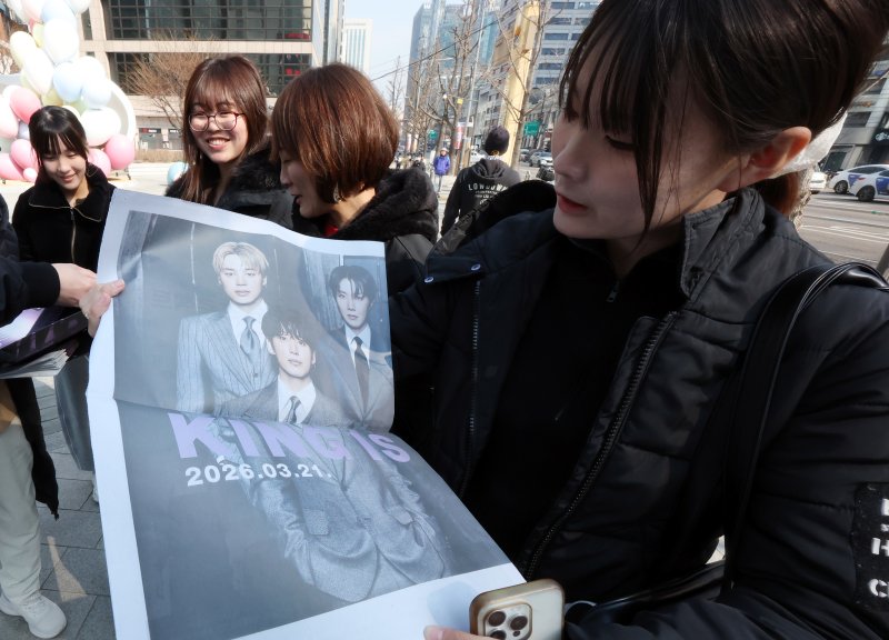 방탄소년단(BTS) 컴백 공연일인 21일 오전 서울 을지로입구역에서 일본인 관광객들이 주요 일간지들이 발행한 BTS 특별판을 살펴보고 있다. 2026.3.21 ⓒ 뉴스1 김진환 기자