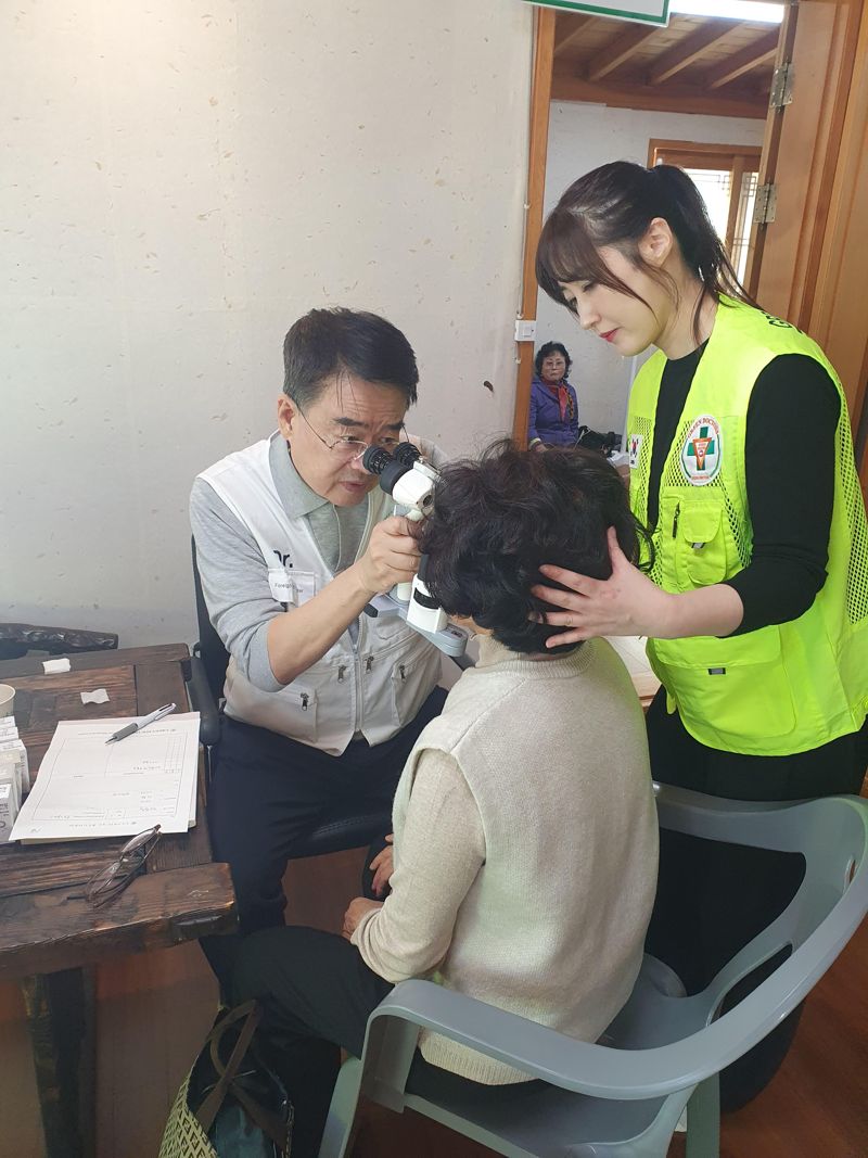 부활절 앞둔 크리스천의사들, 종교 벽 허문 하동 사찰 '왕진'