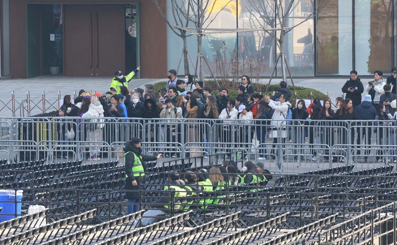 21일 방탄소년단(BTS)의 컴백 공연이 열리는 서울 종로구 광화문 광장에서 아미들이 공연 시작을 기다리고 있다. 2026.3.21 ⓒ 뉴스1 임세영 기자