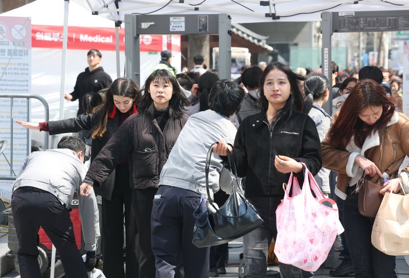 그룹 방탄소년단(BTS)이 정규 5집 '아리랑'(ARIRANG) 발매를 기념해 무료 공연 'BTS 컴백 라이브: 아리랑'(BTS THE COMEBACK LIVE｜ARIRANG)을 여는 21일 서울 광화문 광장 출입구에서 시민들이 검색을 받고 있다. 연합뉴스