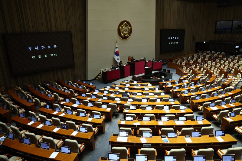 [서울=뉴시스] 김명년 기자 = 공소청법에 이어 중대범죄수사청(중수청) 설치 법안이 21일 국회 본회의를 통과하며 수사-기소 분리를 원칙으로 하는 검찰개혁이 마무리 단계에 들어섰다. 오는 10월 공소청·중수청법 시행과 함께 검찰청은 78년 만에 역사 속으로 사라지게 됐다. 사진은 지난 20일 오후 서울 여의도 국회 본회의에서 이달희 국민의힘 의원의 중대범죄수사청 설치법에 대한 무제한 토론(필리버스터)이 진행되는 모습. 2026.03.20. kmn@newsis.com