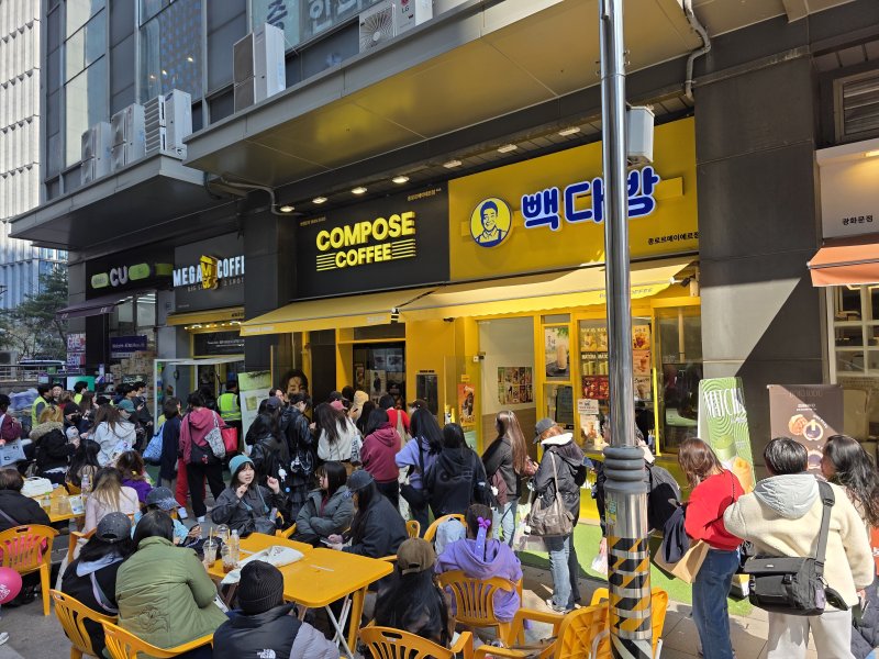 카페마다 보랏빛 물결…매장 밖 대기줄에 주문 1시간 걸려도 '추억'[BTS 컴백]